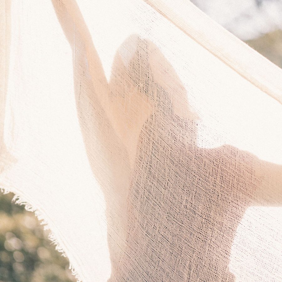 Un sistema nervioso que ha aprendido a estar en alerta constante necesita algo más que palabras. Necesita un entorno que demuestre que aquí sí es seguro soltar. Eso es lo que construimos: no la terapia perfecta, sino el ma donde la terapia puede ocurrir.